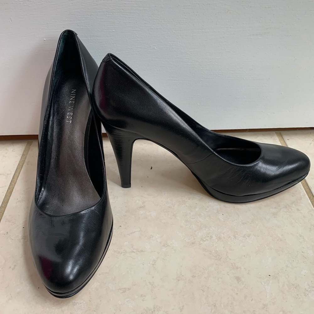 Nine West black pumps barely worn